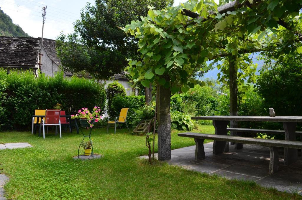 Hotel Garni Maggia Giumaglio ภายนอก รูปภาพ