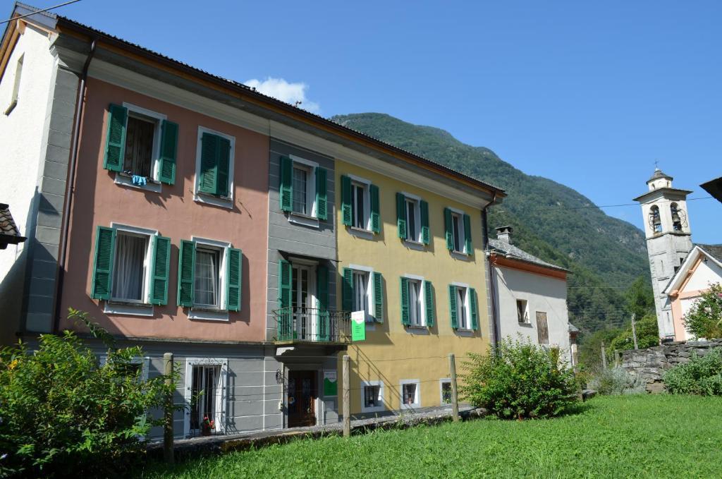 Hotel Garni Maggia Giumaglio ภายนอก รูปภาพ