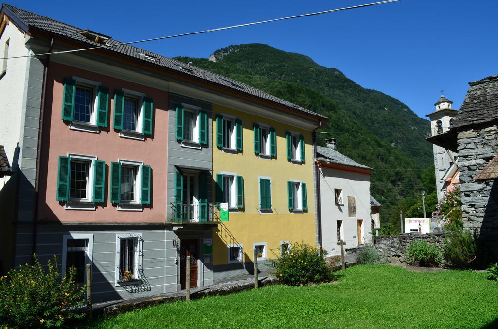Hotel Garni Maggia Giumaglio ภายนอก รูปภาพ