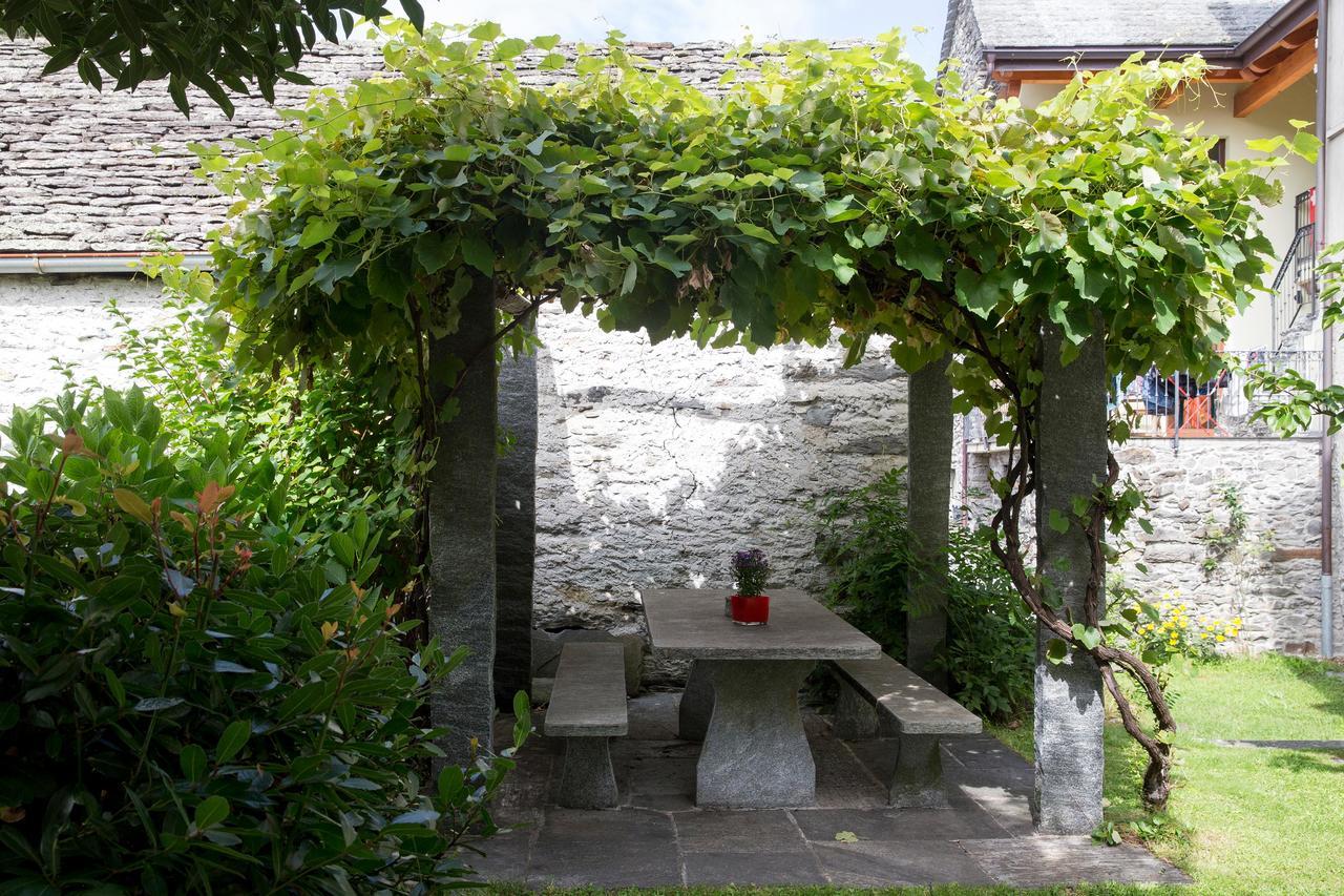 Hotel Garni Maggia Giumaglio ภายนอก รูปภาพ